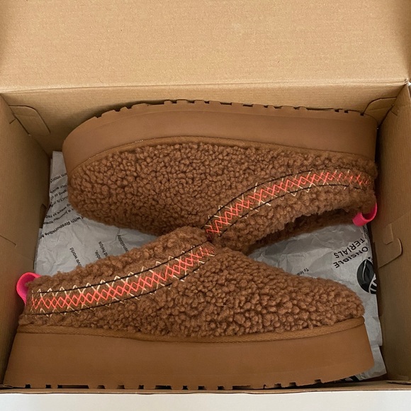 UGG Tazz Ugg Braid Platform - Picture 2 of 14